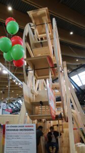 Draaimolen waarmee de firma Hammer Holzbautechnik zijn kunnen toont